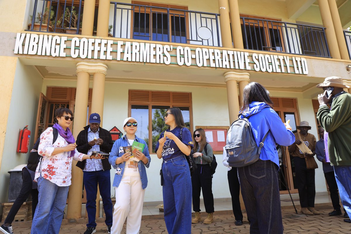 STOP 2: Kibinge Coffee Farmers’ Co-operative Society Ltd🌱

The delegation was warmly received by the Kibinge team and taken through a comprehensive presentation on the organisation’s operations and product range by the General Manager Mr. Ssekyayi Ashiraf.

✅Located in Kibinge
