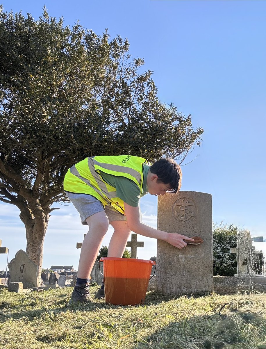 WeymouthSapper's tweet image. Lovely evening to take the youngest out to clean some @CWGC headstones, at @wykeregischurch. 

#EOHO 
#Remembrance