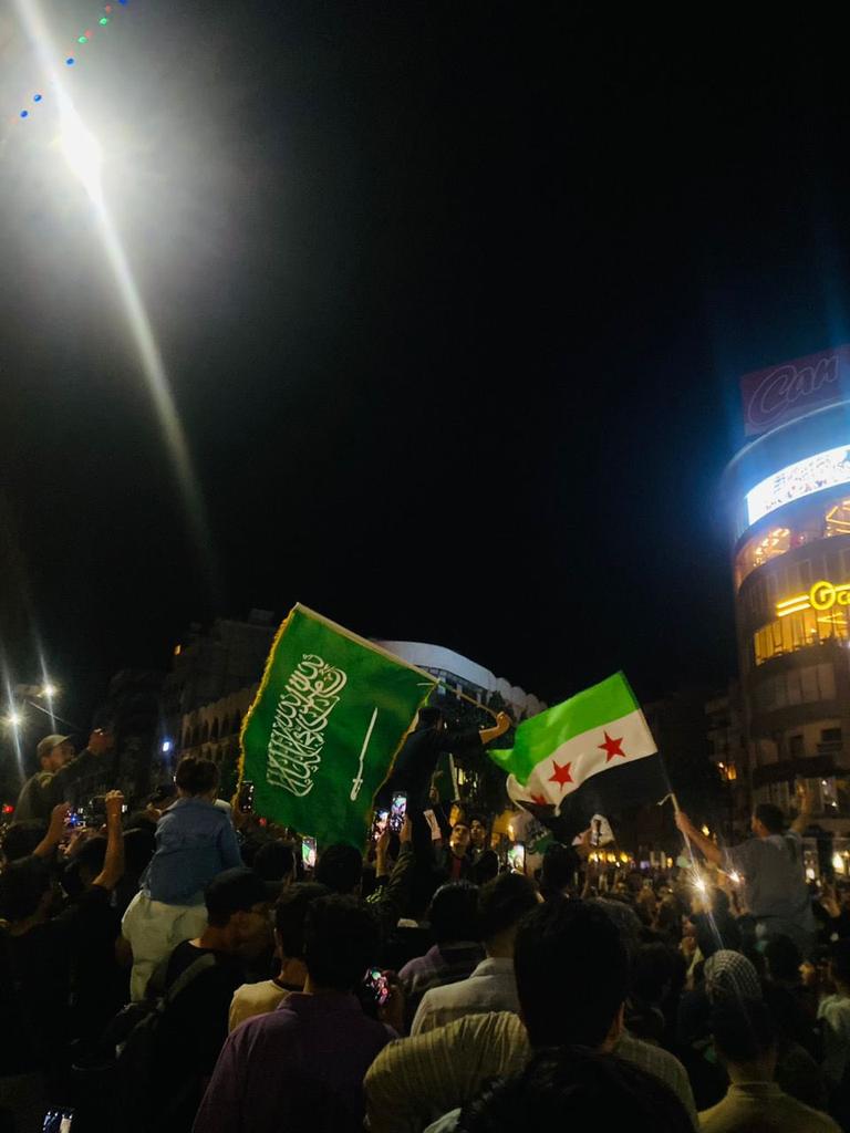 Z_solyman's tweet photo. ماحصل اليوم ليس جديدا ولامستغربا فشكرا للمملكة العربية السعودية التي وقفت مع الشعب السوري من بداية محنته وهذا ما لن ينساه الشعب السوري 
شكرا لكل من ساهم برفع هذه العقوبات التي كانت جاثمة على صدرنا ونرجو الله أن تكون بداية خير للجميع https://t.co/HqGvLt0eX1