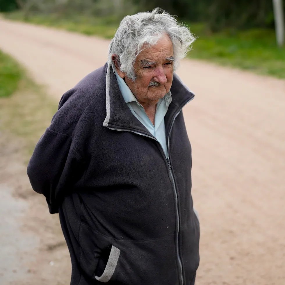 Estoy triste. Ha muerto #PepeMujica el ex-presidente de Uruguay. Lo conocí. Un hombre íntegro, sencillo, justo y siempre luchador. Un buen hombre para un mundo cruel que él intentó que fuera mejor.  Vivia en una barraca en el campo alejado de los corruptos palacios del poder.