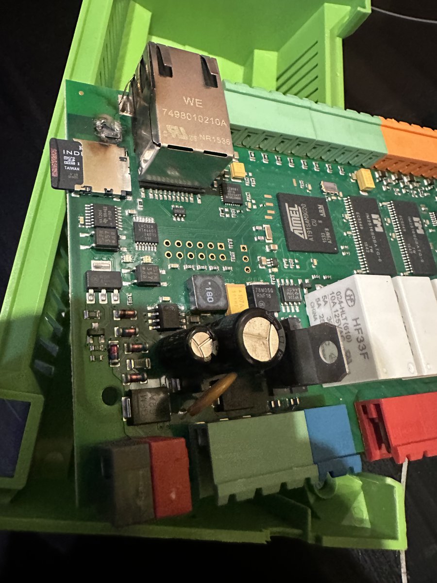 beckersstef's tweet image. Und so sieht ein #Loxone #Miniserver aus, wenn man beim Löcher bohren, Datenkabel und Drehstromkabel auf einen Streich erwischt 😂
Aus dem dunklen Wohnzimmer gesendet 😇