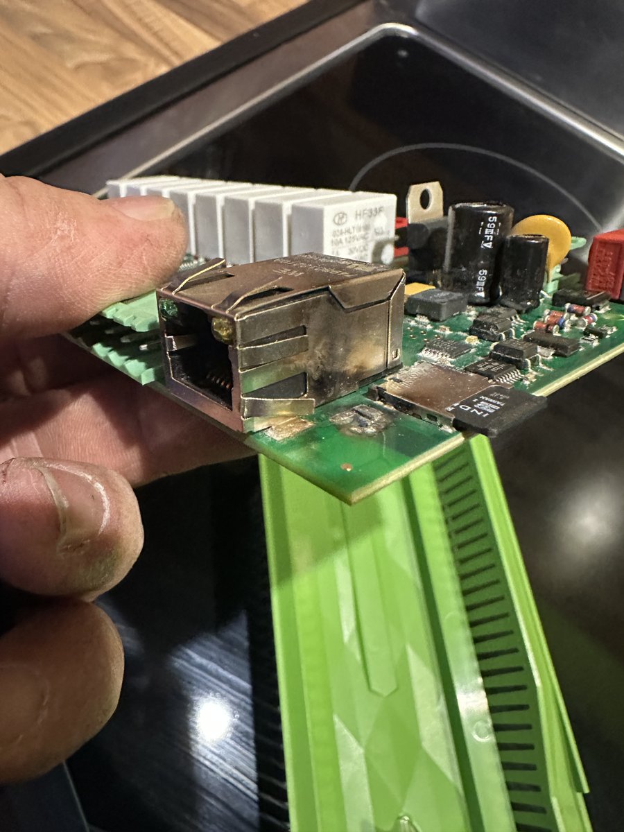 beckersstef's tweet image. Und so sieht ein #Loxone #Miniserver aus, wenn man beim Löcher bohren, Datenkabel und Drehstromkabel auf einen Streich erwischt 😂
Aus dem dunklen Wohnzimmer gesendet 😇