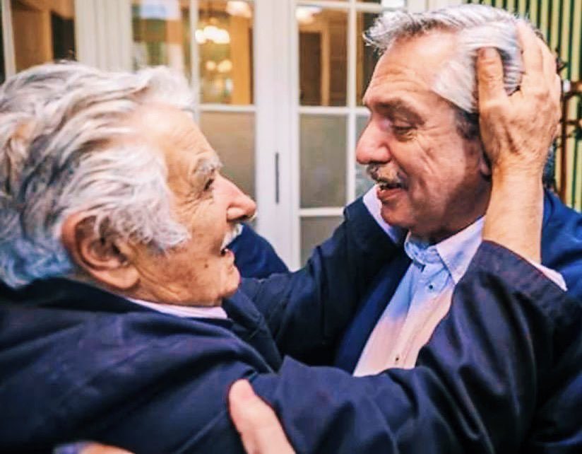 Pepe Mujica ha sido un ejemplo para una política que todo lo banaliza. Un ejemplo de austeridad en una sociedad que premia a quienes amasan fortunas. Sin serlo, ha sido el mejor de los cristianos. Sin Francisco y sin Pepe, el mundo se entristece y se debilita. Mi recuerdo por