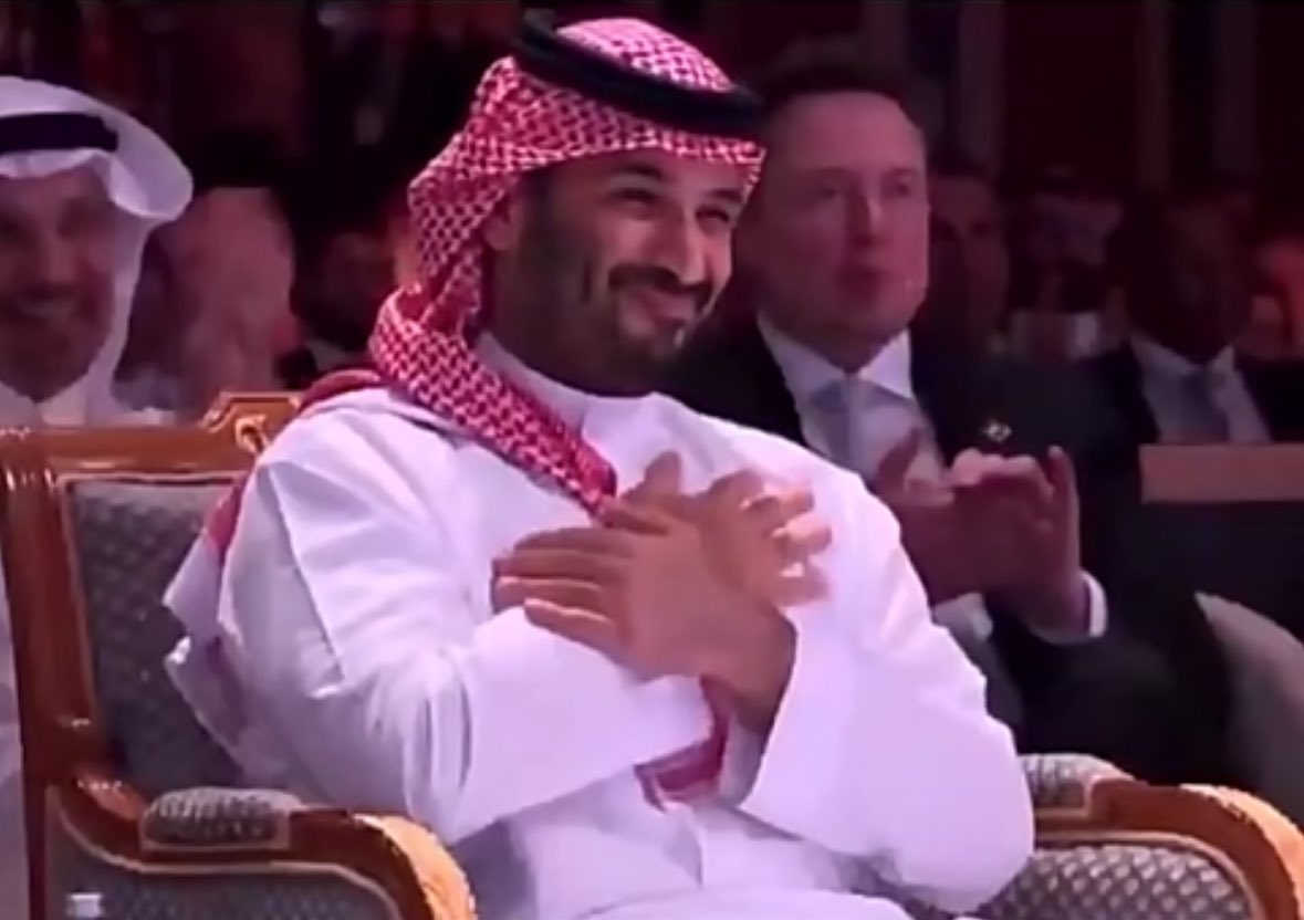 rawju20's tweet photo. بكل فخر واعتزاز، هذه الصورة تختصر حكاية قائد ملهم يحمل همّ الأمة ويفرح لها وكأنه مؤتمن عليها.

سمو ولي العهد الامير محمد بن سلمان، فخر السعودية والعرب، يمضي بثبات نحو مستقبل أعظم، ونحن من خلفه بكل الولاء والثقة.

#القمة_السعودية_الأمريكية
#محمد_بن_سلمان
#السعودية_العظمى https://t.co/YPKCis9egc