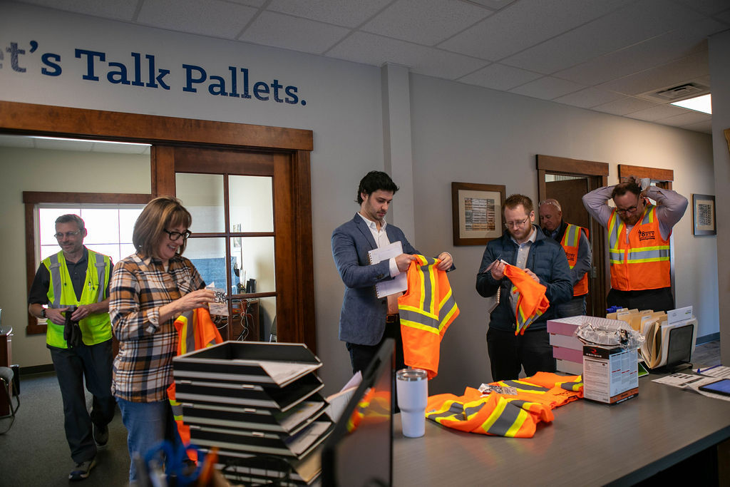 We were proud to host <a href="/RepSalinas/">Congresswoman Andrea Salinas</a> at our Oregon facility alongside the @NWPCA

Rep. Salinas met with our team to see firsthand how 48forty supports local jobs, champions sustainability, and helps drive the economy through the power of the pallet industry.