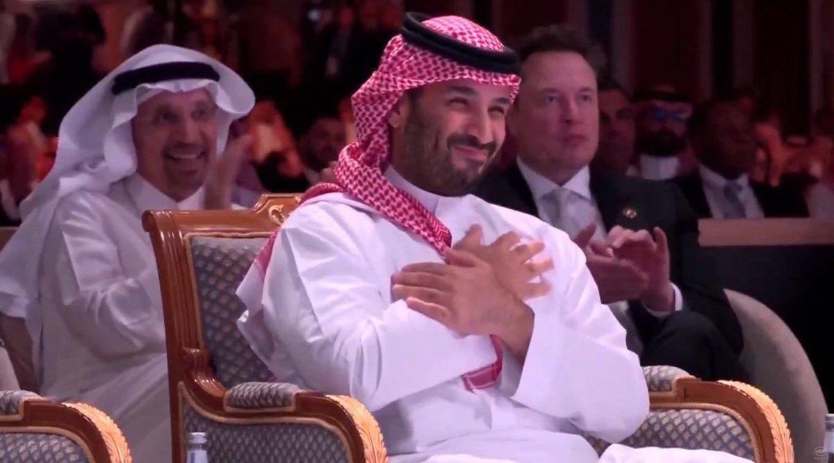 المعدن السعودي الأصيل لا يظهر إلا في المواقف المستحيله ، 
وها هو سمو سيدي ولي العهد الأمير #محمد_بن_سلمان يجسد ذلك بقيادته الملهمة وموقفه التاريخي تجاه #سوريا ، زعيم الشرق الأوسط وصانع التأثير العالمي🇸🇦🇸🇦🇸🇦

 #رمز_العرب