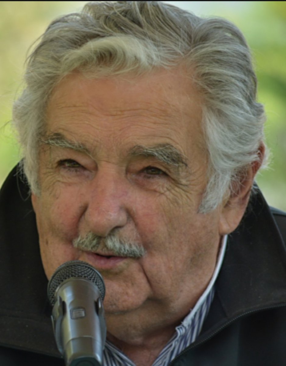 Que la terra li sigui lleu! 
Només ens queden records i esperances...