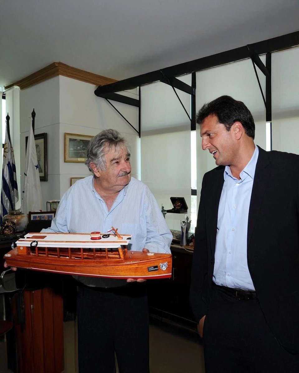 SergioMassa's tweet image. Hay dirigentes que marcan un rumbo por lo que dicen, por lo que hacen y, también, por cómo viven. Pepe fue uno de ellos. Coherente, honesto, comprometido con la justicia social y con los más humildes. Para quienes creemos en una política con valores, su ejemplo va a seguir siendo…