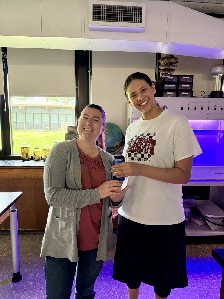 LestervilleR4's tweet image. Elementary & Junior Beta Clubs showed their appreciation to their teaches today by suppling them with their favorite soda! Thank you Betas!