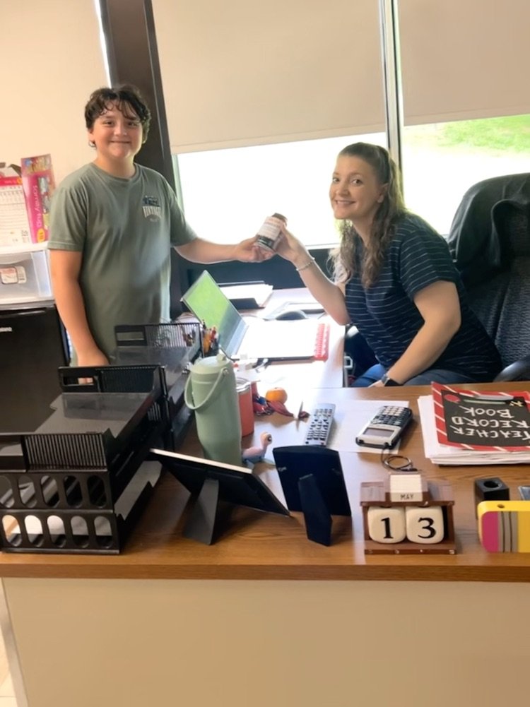 LestervilleR4's tweet image. Elementary & Junior Beta Clubs showed their appreciation to their teaches today by suppling them with their favorite soda! Thank you Betas!