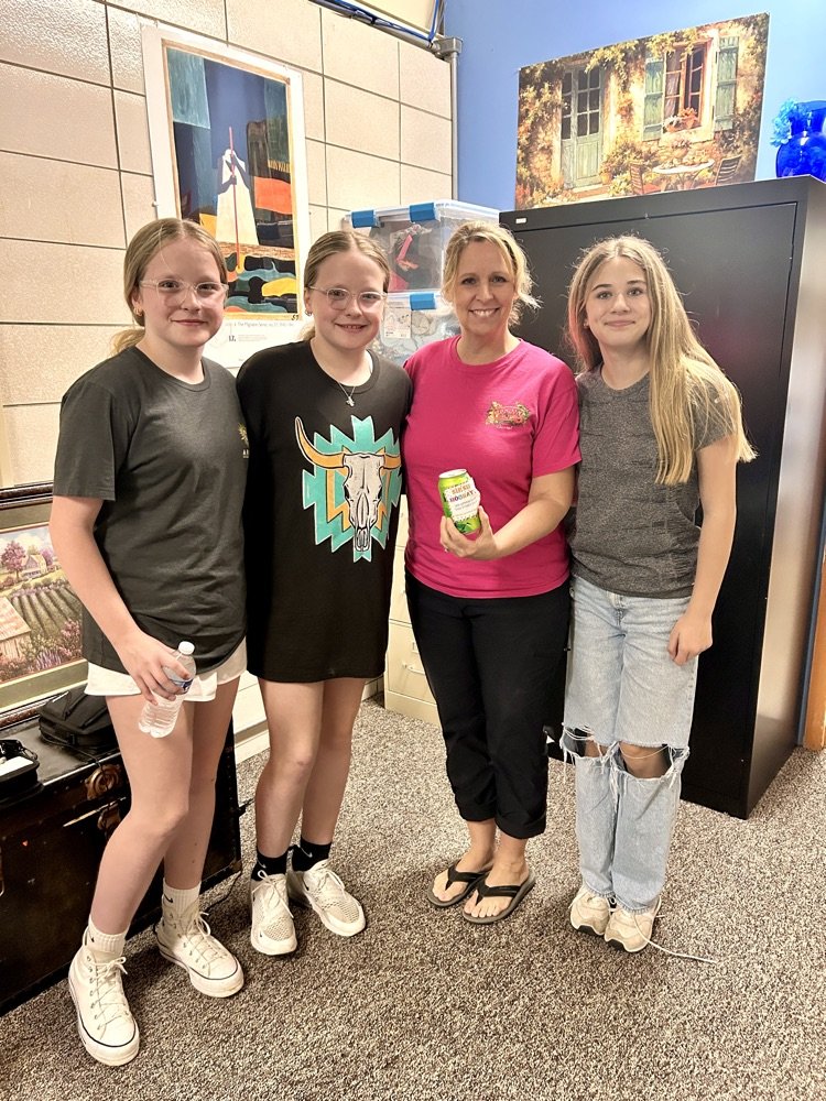 LestervilleR4's tweet image. Elementary & Junior Beta Clubs showed their appreciation to their teaches today by suppling them with their favorite soda! Thank you Betas!