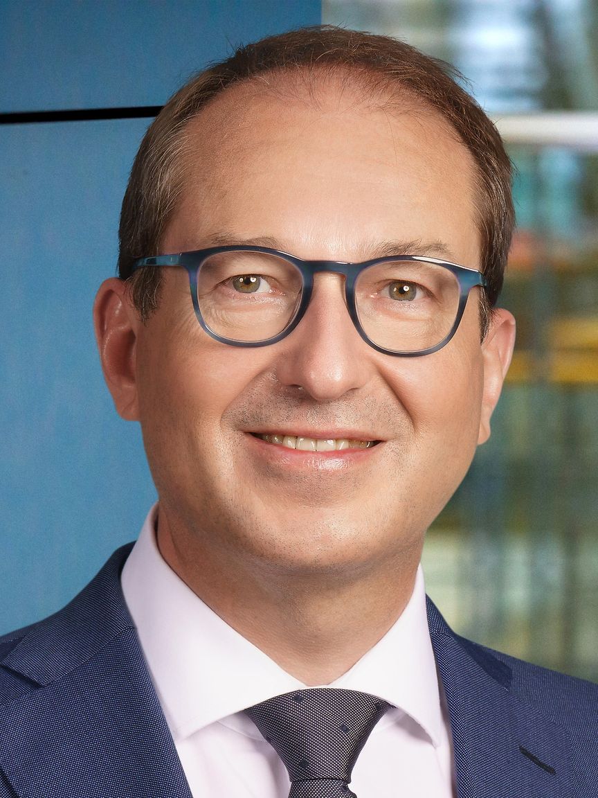 Hallo,

mein Name ist Nancy Faeser!
Klar eigentlich heiße ich Dobrindt, aber Wayne interessiert es schon wenn ich genau so ein müll fabriziere wie meine Vorgängerin!

😅