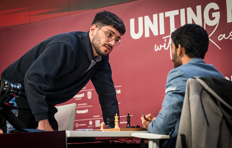 Alireza Firouzja 🇫🇷 s'offre à son tour le scalp du champion du monde ! 👏

Le prodige tricolore s'est imposé en 69 coups au terme d'une finale digne d'une étude avec tour contre fou et rejoint en tête MVL, Caruana et Prag à 3 rondes de la fin. 🤩

📷 L.Ootes