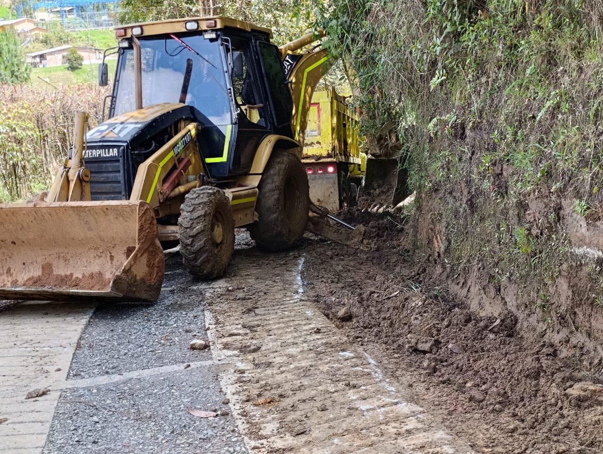 SomosRentan's tweet photo. La emergencia en San Antonio de Prado fue una de las 20 emergencias viales que atendimos de manera oportuna la semana pasada para la @gobantioquia. Trabajamos para restablecer pasos seguros en las vías del territorio. Nuestro compromiso es estar donde más nos necesitan. https://t.co/bjuhl2JJzG