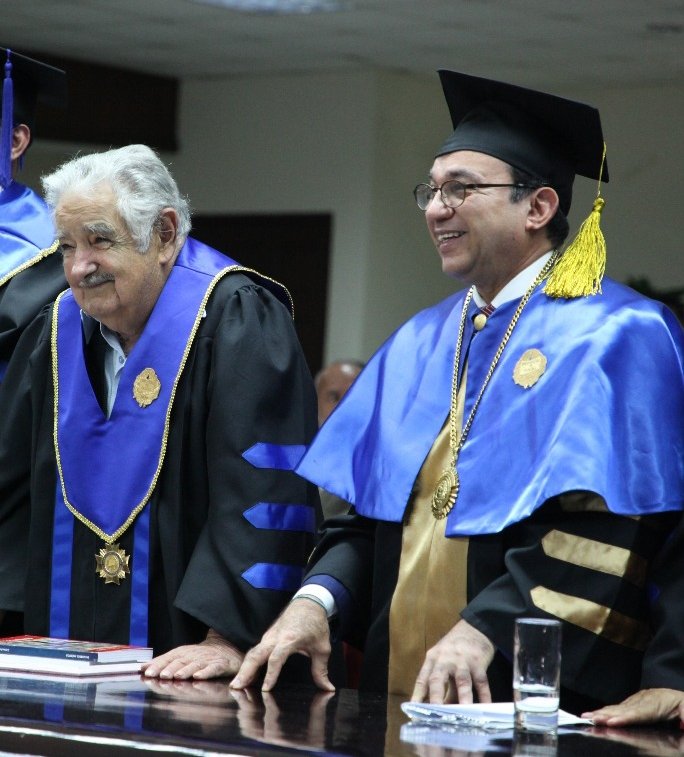 eflorescastro's tweet image. Nuestra universidad lamenta profundamente el fallecimiento del expresidente Pepe Mujica, una persona que predicó con el ejemplo. La Universidad de Panamá tuvo el honor de otorgarle el Doctorado honoris causa.
