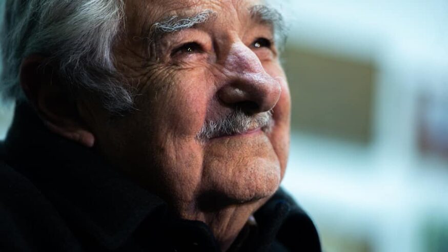 “Yo me dediqué a cambiar el mundo y no cambié un carajo, pero estuve entretenido. Sin embargo, me voy a morir feliz. 
No gasté mi vida solo consumiendo. La gasté soñando, peleando, luchando. Me cagaron a palos, sí, pero le di un sentido a mi existencia”.

Hasta siempre, Pepe.