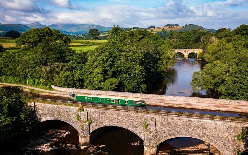 Discover luxurious canal boat holidays through Britain's stunning waterways! 🛶 ➡️britishtraveljournal.com/canal-boat-hol… #CanalBoatHolidays #UKTravel #Staycation #ExploreBritain #Waterways #Travel #LuxuryTravel