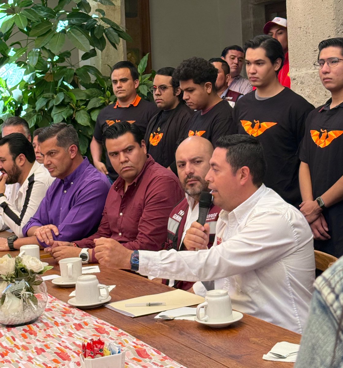 jccorral_solis's tweet photo. 👊🏻 Jóvenes y militantes de @MovCiudadanoDgo, se quitan la camisa naranja y se ponen la cachucha del @DrRamonEnriquez 👨🏻‍⚕️

¡Bienvenido amigo, @FHernandezOrona! al
proyecto del #CambioVerdadero que transformará #Durango con la fuerza y energía de los jóvenes. 

#EnríquezPresidente
#VotaMorena
