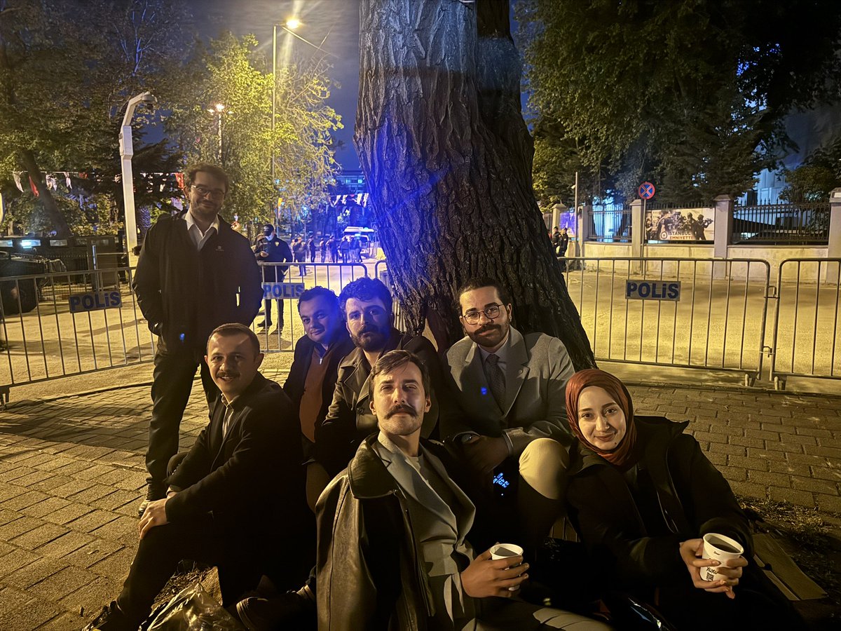 Vatan Emniyette gözaltına alınan öğrencilere avukatlık yapmaya çalışıyoruz. 

Polis bu alandan da çıkmamızı istiyor.

Beklemeye devam ediyoruz.