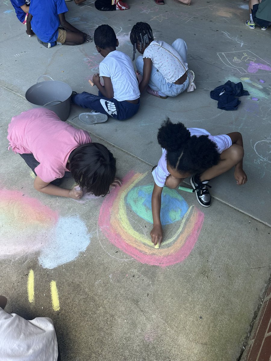MsPoteat14's tweet image. S is for Sidewalk Chalk! 🩵☀️ @RTEFlightStatus @RichlandTwo