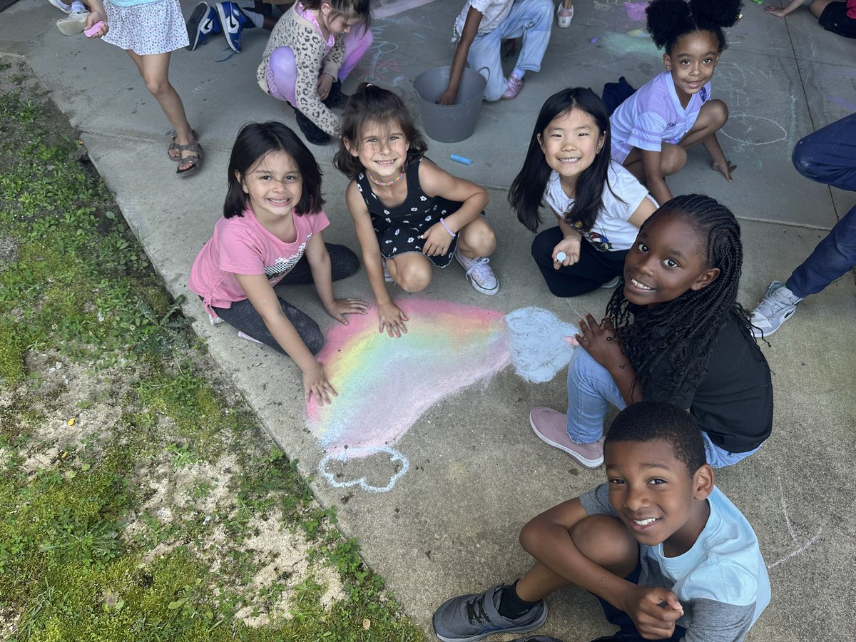 MsPoteat14's tweet image. S is for Sidewalk Chalk! 🩵☀️ @RTEFlightStatus @RichlandTwo