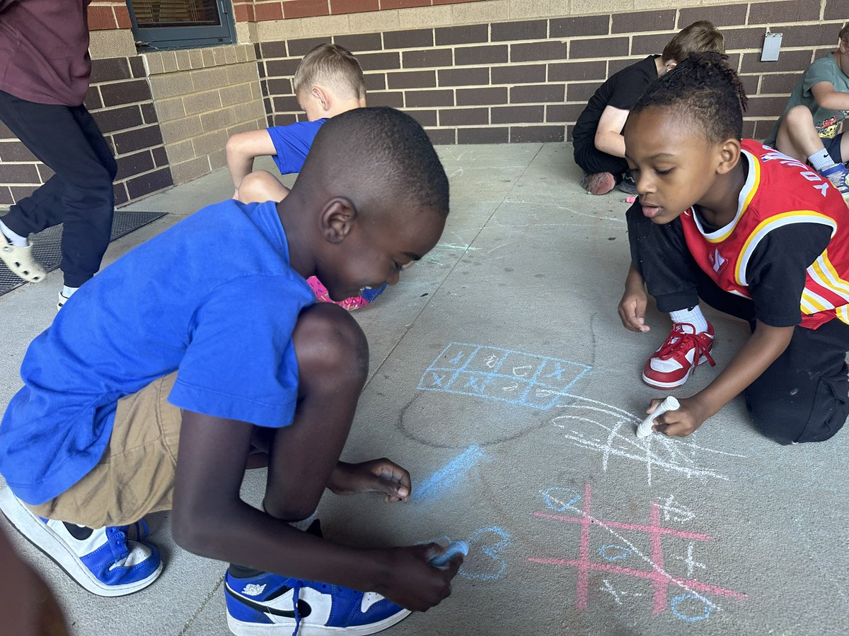 MsPoteat14's tweet image. S is for Sidewalk Chalk! 🩵☀️ @RTEFlightStatus @RichlandTwo