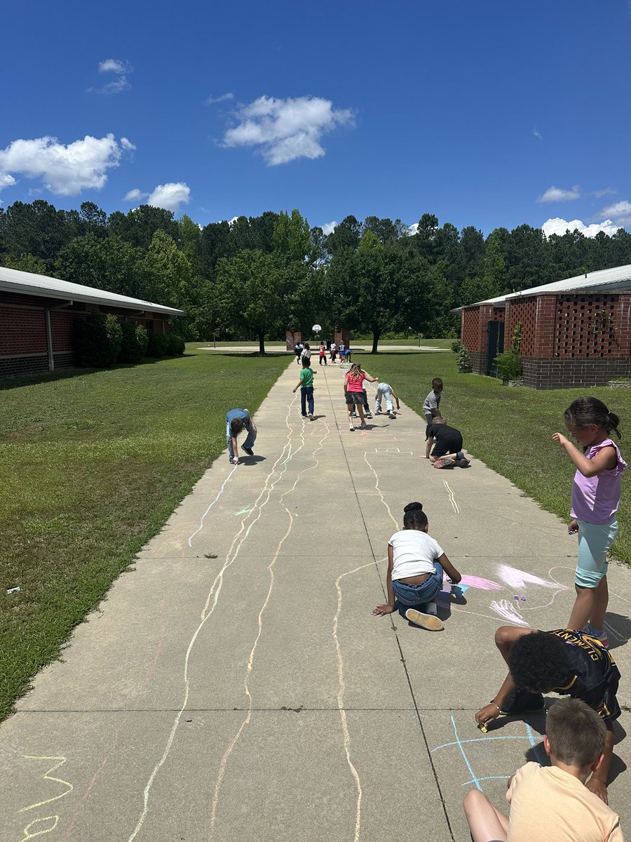 MsPoteat14's tweet image. S is for Sidewalk Chalk! 🩵☀️ @RTEFlightStatus @RichlandTwo