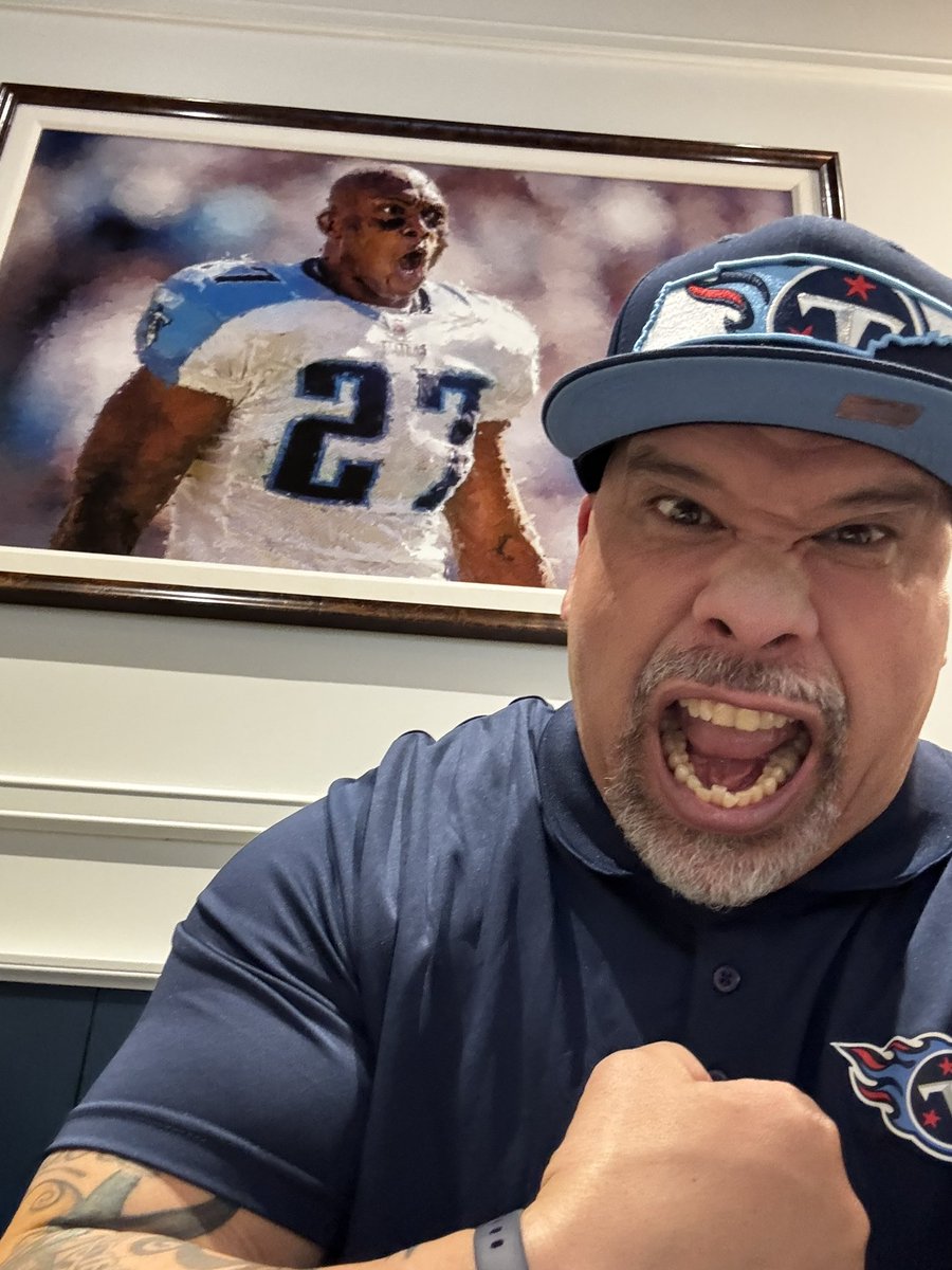 smaxdaddy's tweet image. Ima need this type of energy this season!!! Big Dawg @EddieGeorge2727 !! Lessss gooooo! #titanup #whooooo #titans @Titans 🫢🫳🏽