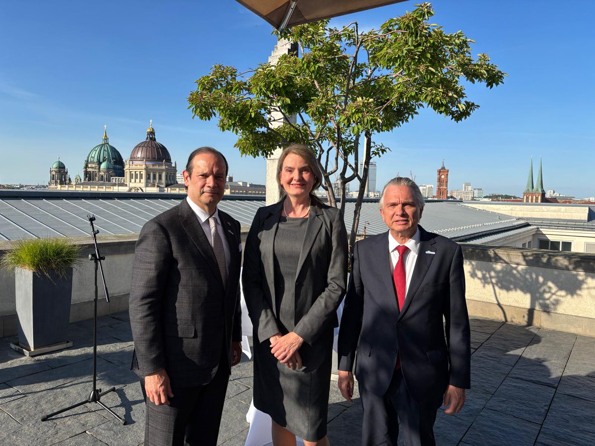 Un verdadero placer conocer a <a href="/javierachapma/">Javier Martínez-Acha Vásquez</a>, Ministro de Relaciones Exteriores de Panamá 🇵🇦, hoy en el #PKM2025 en Berlín. ¡Estoy emocionada por lo que podemos lograr juntos y por fortalecer nuestra cooperación en la ONU! <a href="/CancilleriaPma/">Cancillería de Panamá</a> #Panama