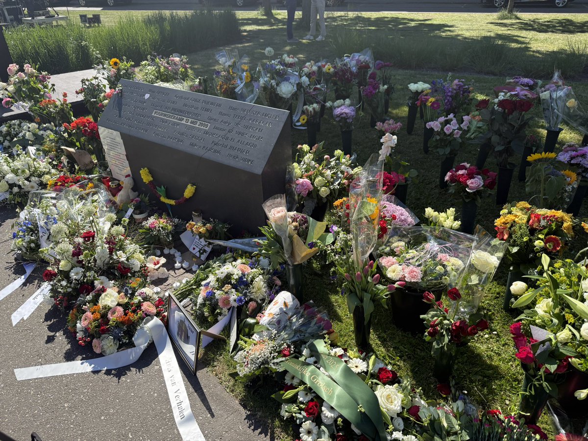 Een bijzonder beladen dag. Verdrietig. En toch ook een fijne reünie. Een respectvolle herdenking, veel saamhorigheid en mooie woorden. #enschede #vuurwerkramp Dank voor alle mooie reacties, gesprekken en berichten.