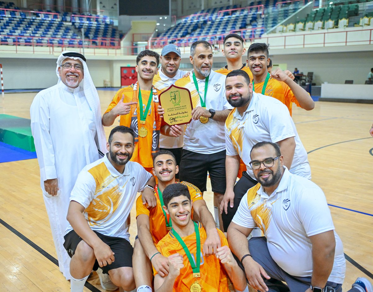 sahfksa's tweet photo. أبطال النسخة الـرابــ4️⃣ــعة 🤩👏

#بطولة_المملكة_لأشبال_اليد 🤾‍♂️ https://t.co/nZu9k414Uc