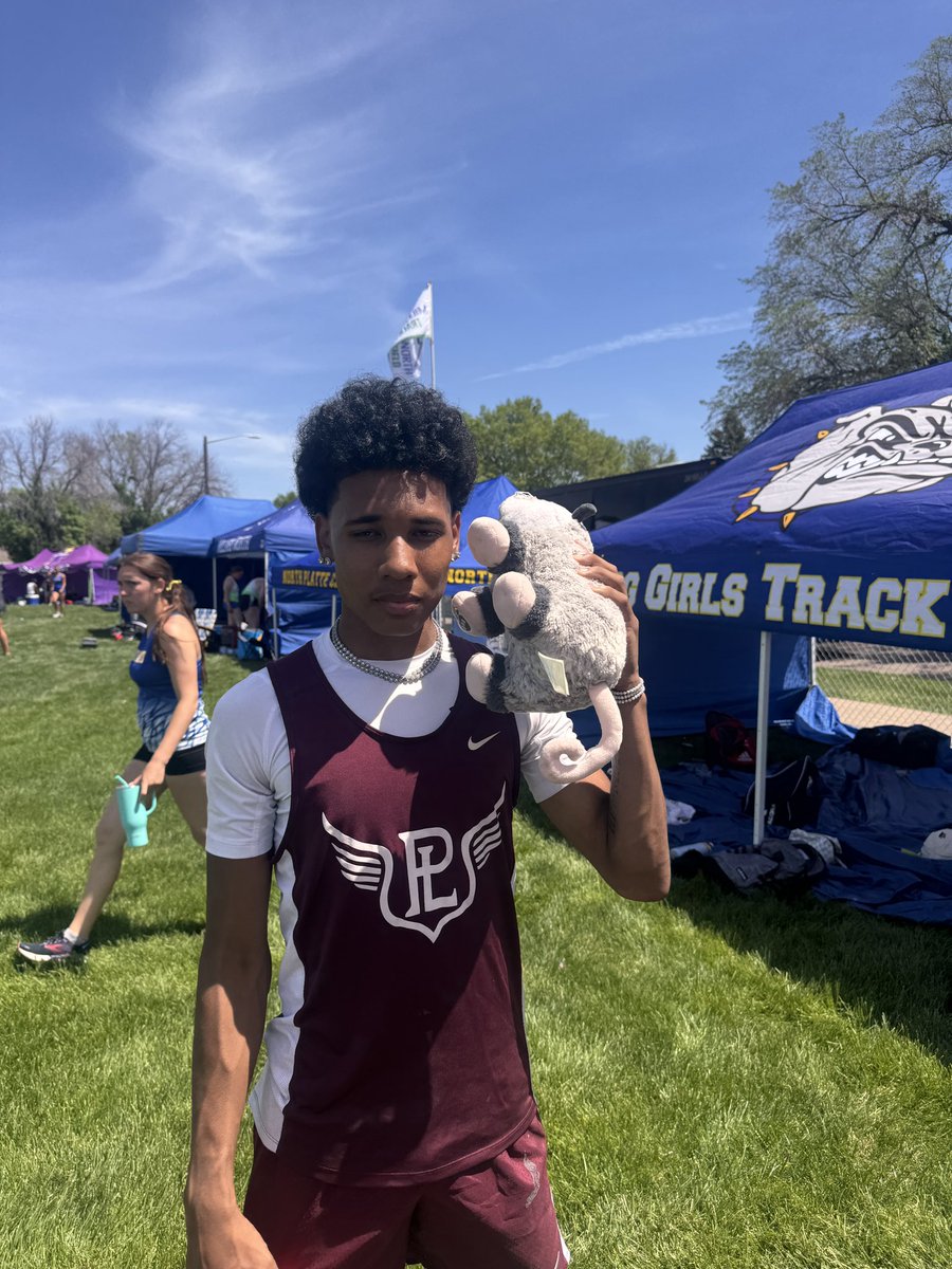 Trevon punches his 🎟️ to state in high jump with a jump of 6'3" and a 🥉place finish.