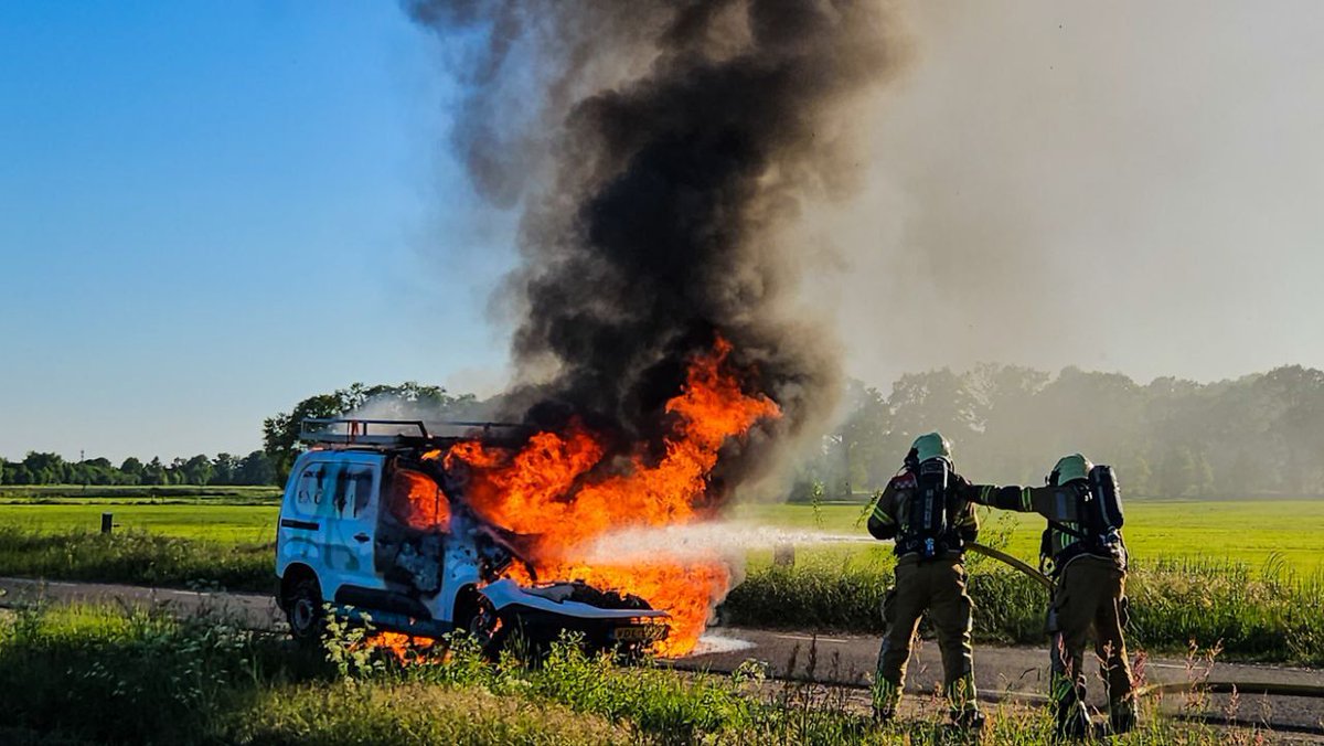 Bestelbusje volledig verwoest door brand in Glane