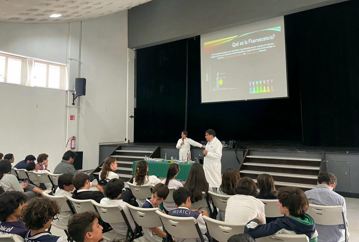 iquimicaunam's tweet photo. 🎨🧪 La Dra. Carmen Ortega @icnunam y el Dr. José Gpe. López #IQUNAM, compartieron la charla "Descubre los colores de la química" con estudiantes de secundaria en Cuajimalpa.
¡Gracias al Colegio Merici por su participación!
Evento organizado por Comunicación y Divulgación #IQUNAM https://t.co/AZPThsApTf