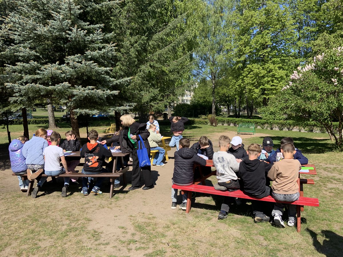 Andres_Gines's tweet photo. 2º Día de jobshadowing, clases en el patio, acompañamiento emocional, experimentos con eco-plástico y alimentación saludable entre otros temas, interacción con el alumnado y reencuentro con Renata y Lijana🇱🇹🥰 @IreneMingui @ErasmusPlusV3 #MesdeEuropa #ErasmusPlusCPIV3 @sepiegob https://t.co/1gb7alIx4X