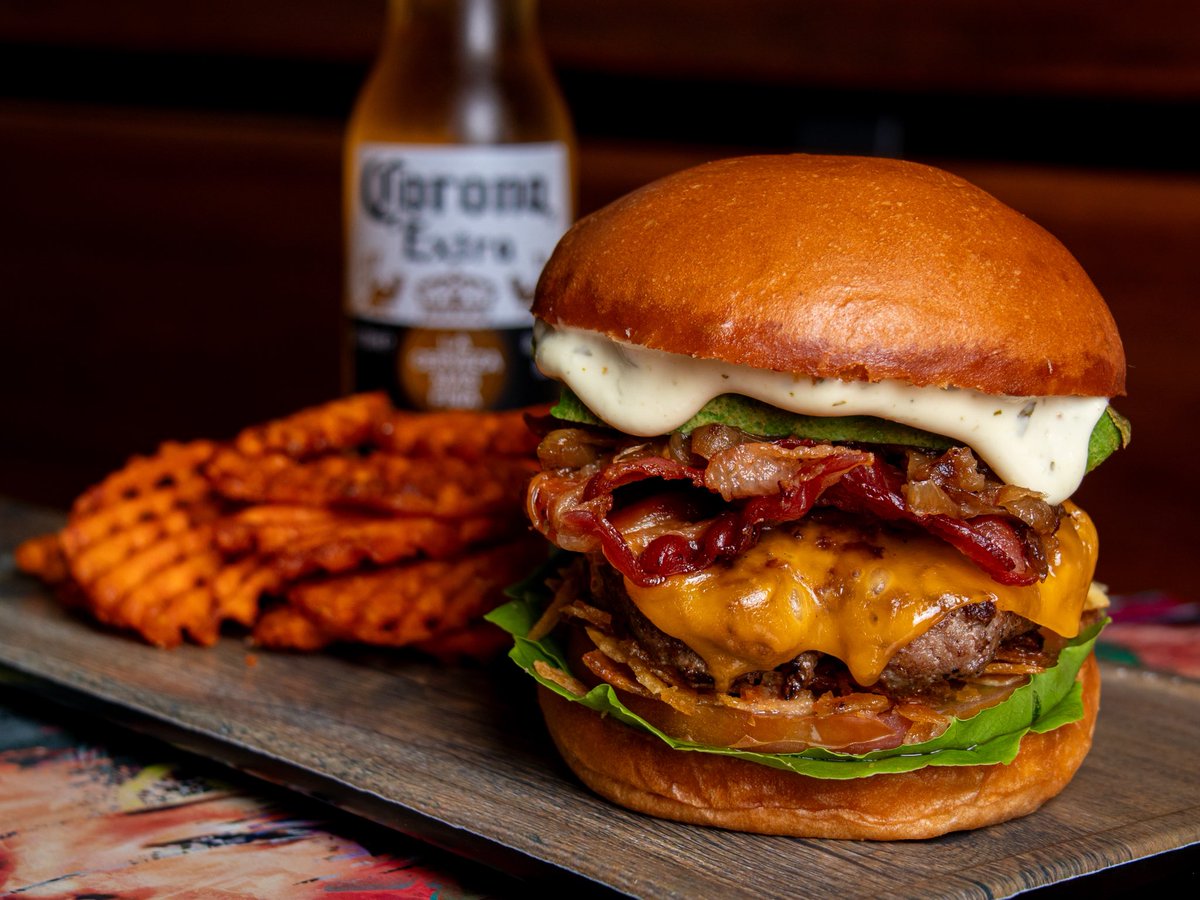 🥑🍔¡Iniciando la semana con una explosiva 𝐌𝐨𝐧𝐬𝐭𝐞𝐫 𝐚𝐯𝐨𝐜𝐚𝐝𝐨! 6oz de Certified Angus Beef, bacon ahumado, queso cheddar, tomate, cebolla caramelizada, aguacate, lechuga green leaf, hash brown y mayonesa de ajo 🧄