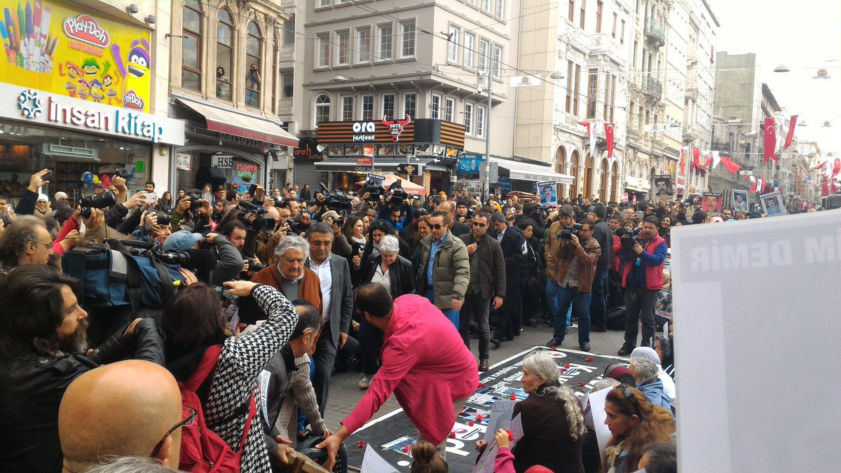 Bir devlet başkanının başka türlü olabileceğini tüm dünyaya hayatıyla, eylemiyle gösteren çiftçi, gerilla, devrimci, eski Uruguay başkanı José "Pepe" Mujica’yı kaybetmişiz. 

Mujica, #CumartesiAnneleri553Hafta’da Galatasaray Meydanı’nda Cumartesi Anneleri eylemine katılmıştı.