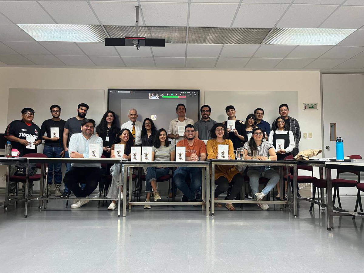 Cuatro fotos, cuatro sesiones, muchas conversaciones. 

Organizar cada encuentro de Andamios ha sido un reto, pero también una alegría. Poco a poco, creamos una comunidad académica donde pensar juntos es posible. Gracias a quienes han estado, preguntado, leído y acompañado.