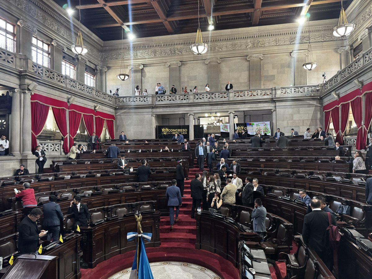 ljavierguate's tweet image. No sé por qué pero se siente el ambiente más extraño que otros días aquí dentro del Congreso.