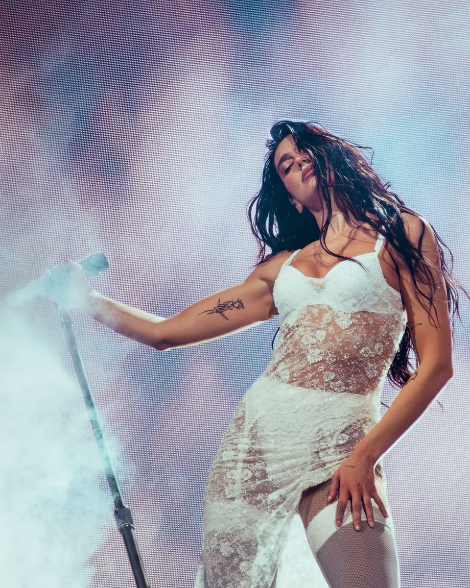 QUE MUJER DUA LIPA