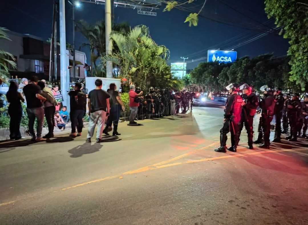 Abogado RUDY JOYA (@joya_rudy) on Twitter photo #CasoElBosque #DDHH. 🚫
Una vez más la historia se repite. El Gobierno Criminal del Presidente Inconstitucional <a href="/nayibbukele/">Nayib Bukele</a>. A traves de la Policia de Bukele. <a href="/PNCSV/">PNC El Salvador</a>.
Reprime a una comunidad. Unicamente por defender sus derechos pacificamente.
Me recuerda al caso #LaFloresta. #CasoElBosque #DDHH. 🚫
Una vez más la historia se repite. El Gobierno Criminal del Presidente Inconstitucional <a href="/nayibbukele/">Nayib Bukele</a>. A traves de la Policia de Bukele. <a href="/PNCSV/">PNC El Salvador</a>.
Reprime a una comunidad. Unicamente por defender sus derechos pacificamente.
Me recuerda al caso #LaFloresta.