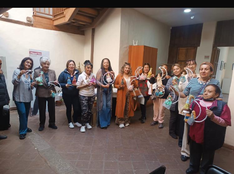 CulturaCUE's tweet photo. 📸 #EnImágenes te compartimos la vibrante #actividadcultural que llena de vida nuestras #CasasPatrimoniales y #CentrosCulturales.
🎨 Pequeños y grandes, #crean, #aprenden y se inspiran en un ambiente lleno de #arte y #comunidad.🖌️
#Cuenca #AmorPorCuenca #YoAmoCuenca https://t.co/yO3Fw8JiY8