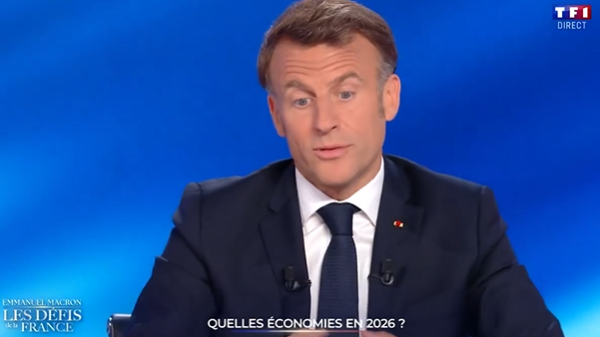 Bas_scordia's tweet image. Emmanuel Macron sur la réduction du nombre de #fonctionnaires : "Il faudra aller sur certains non-renouvellements". La baisse du nombre d'emplois publics est "une des pistes" pour réduire le déficit "mais pas celle qui va créer le plus d’économies" ajoute-t-il #Macron20h10