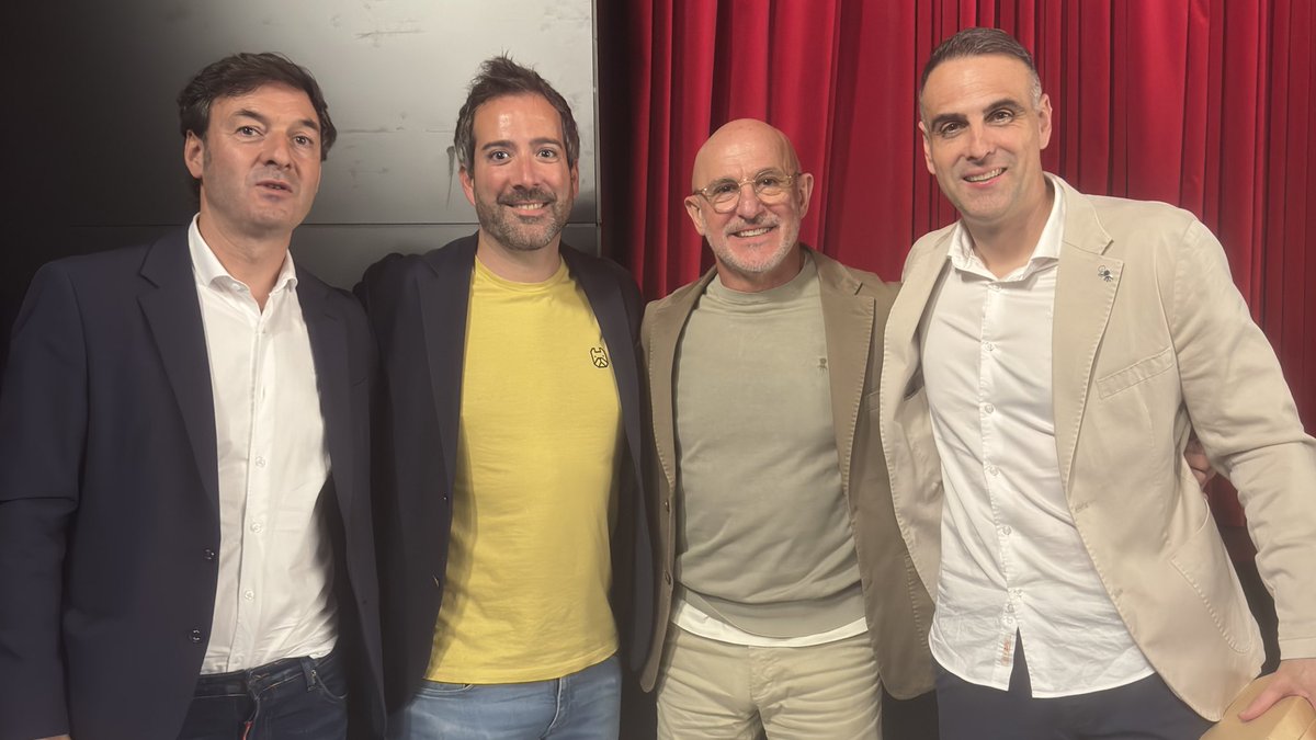 🎙️ Un placer moderar la mesa redonda de @sefutbol:

🗣️ Luis de la Fuente
🗣️ Santi Denia
🗣️ <a href="/lopezvallejo1/">Javier Lopez Vallejo</a> 

👏 ¡Qué gusto escucharles en un CC <a href="/AytoTafalla/">Ayuntamiento Tafalla / Tafallako Udala</a> #Kukturgunea que agotó entradas!

💪 Organizado por <a href="/fedfutnavarra/">Federación Navarra de Fútbol</a> y @penasportfc por su 💯 y con importante repercusión 🧵