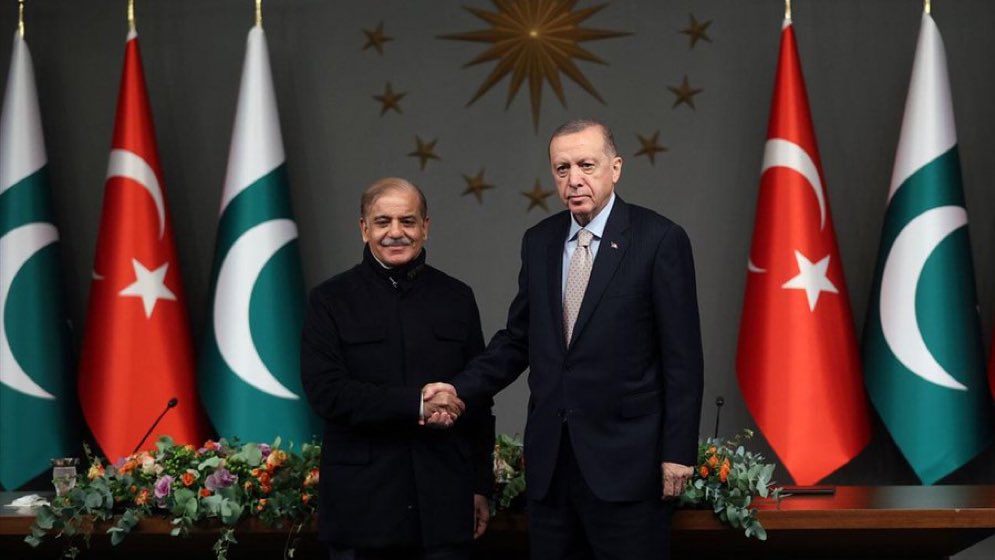 Pakistan Başbakanı Şahbaz Şerif:

"Sevgili kardeşim Cumhurbaşkanı Recep Tayyip Erdoğan'ın Pakistan'a olan güçlü desteği ve sarsılmaz dayanışması beni derinden etkiledi. Türkiye dara düştüğünde kardeşi pakistanı yanında bulacak.