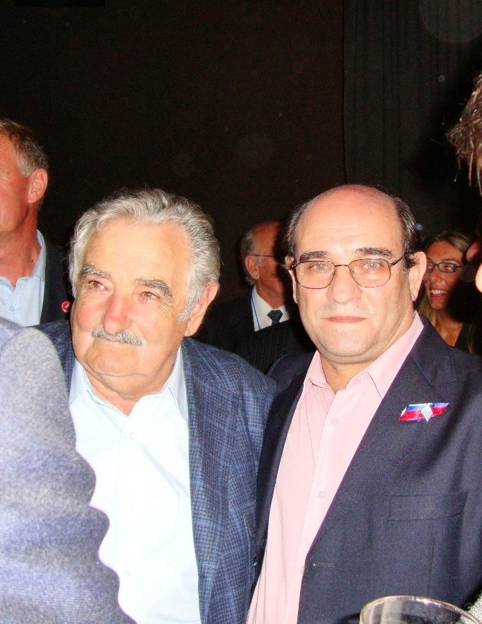 Predicó con el ejemplo. Y, consecuente con eso, lo que decía con la jeta se lo aguantaba con el cuero.
Supo entender el mundo en que vivía en cada etapa de su vida y cambiar en consecuencia, sin perder su esencia, sus valores y principios.
Hizo docencia hasta el final
Lo queremos