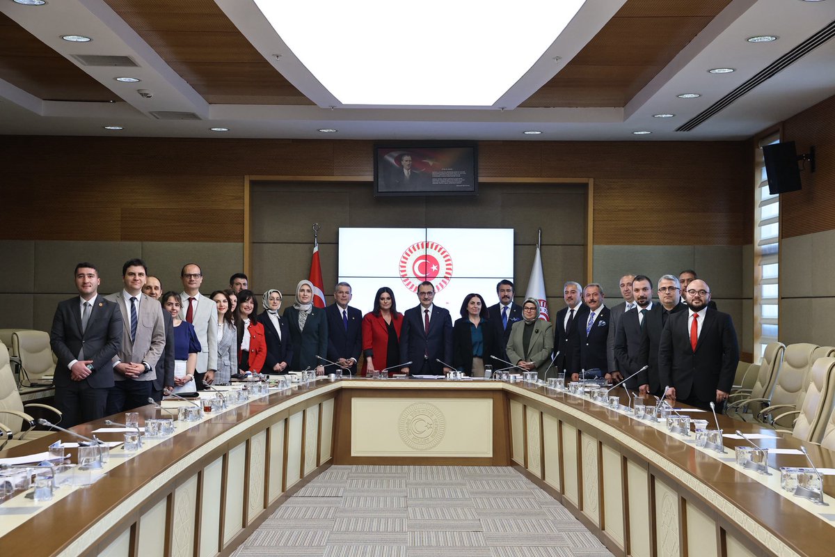 Türkiye Büyük Millet Meclisi Yapay Zekâ Araştırma Komisyonumuz, bugün gerçekleştirdiğimiz kapanış toplantısıyla resmi görev süresini tamamladı. 

Komisyon Başkanımıza, milletvekili arkadaşlarımıza, değerli uzmanlarımıza, bürokratlarımıza, akademisyenlerimize, özel sektör ve sivil