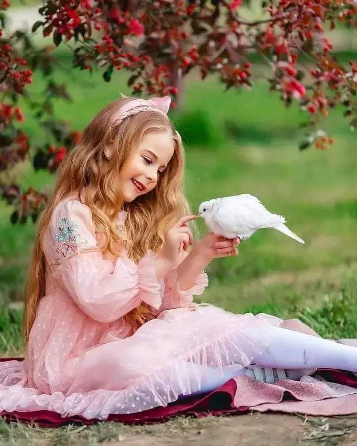 المحبة نعمة من الله .... والتواصل مع الأحبة أنس ومسرة ...... هم للعين قرة .. .... فسلام على من دام في القلب ذكراهم .. وإن غابوا عن العين قلنا يا رب احفظهم وارعاهم ..... قد نغيب كالغروب ...... وقد يلهينا الزمن .. ولكن يبقى نبض القلب لا ينسى الأحبة ......