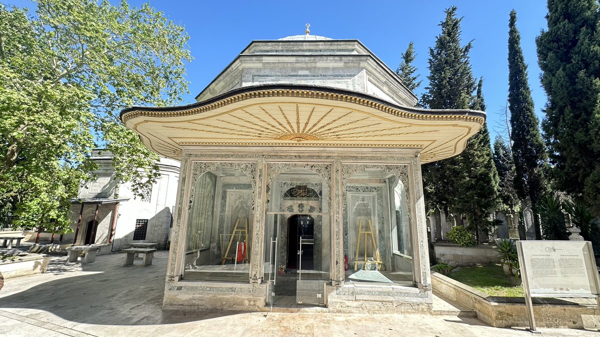 Sanat Tarihi Bölümü öğrencilerimizle Sultanahmet-Beyazıt arası teknik gezi yaptık.  Öğrencilerimizi gördükçe ümidimiz artıyor. <a href="/istmedeniyet/">İstanbul Medeniyet Üniversitesi</a> <a href="/IMUEdebiyat/">İMÜ Edebiyat Fakültesi/Faculty of Letters</a> <a href="/imusanattarihi/">İMÜ Sanat Tarihi</a>  #sanattarihi #divanyolu #sultanahmet #beyazıt #kocasinanpaşa #cemberlitas #osmanlımimarisi #mezartaşları