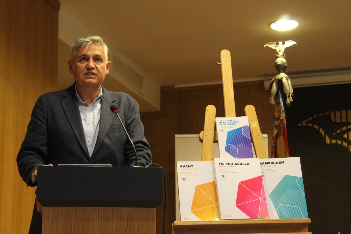 📚Més de cent persones assistixen a la presentació dels nous llibres dels Cursos de Llengua Valenciana de Lo Rat Penat

🦇La sèu de Lo Rat Penat ha acollit este dimarts 13 de maig l'acte de presentació dels nous llibres dels Cursos de Llengua Valenciana, emmarcats en la